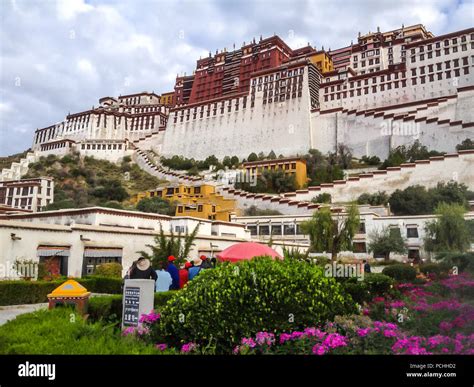  Potala Palace: Starożytny Pałac Lamów i Cudowne Widoki na Lhasa