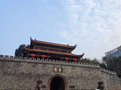  Pagoda Liuzhou - Zapierająca dech w piersiach architektura i górska magia!