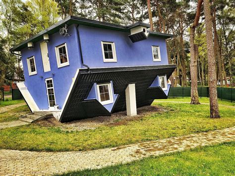  The Upside Down House w Terengganu - Wyrusz w Podróż Do Gł upside down!