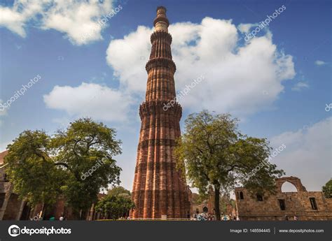  Wspaniały Qutub Minar – Piękny Pomnik Miłości i Architektonicznej Potęgi!